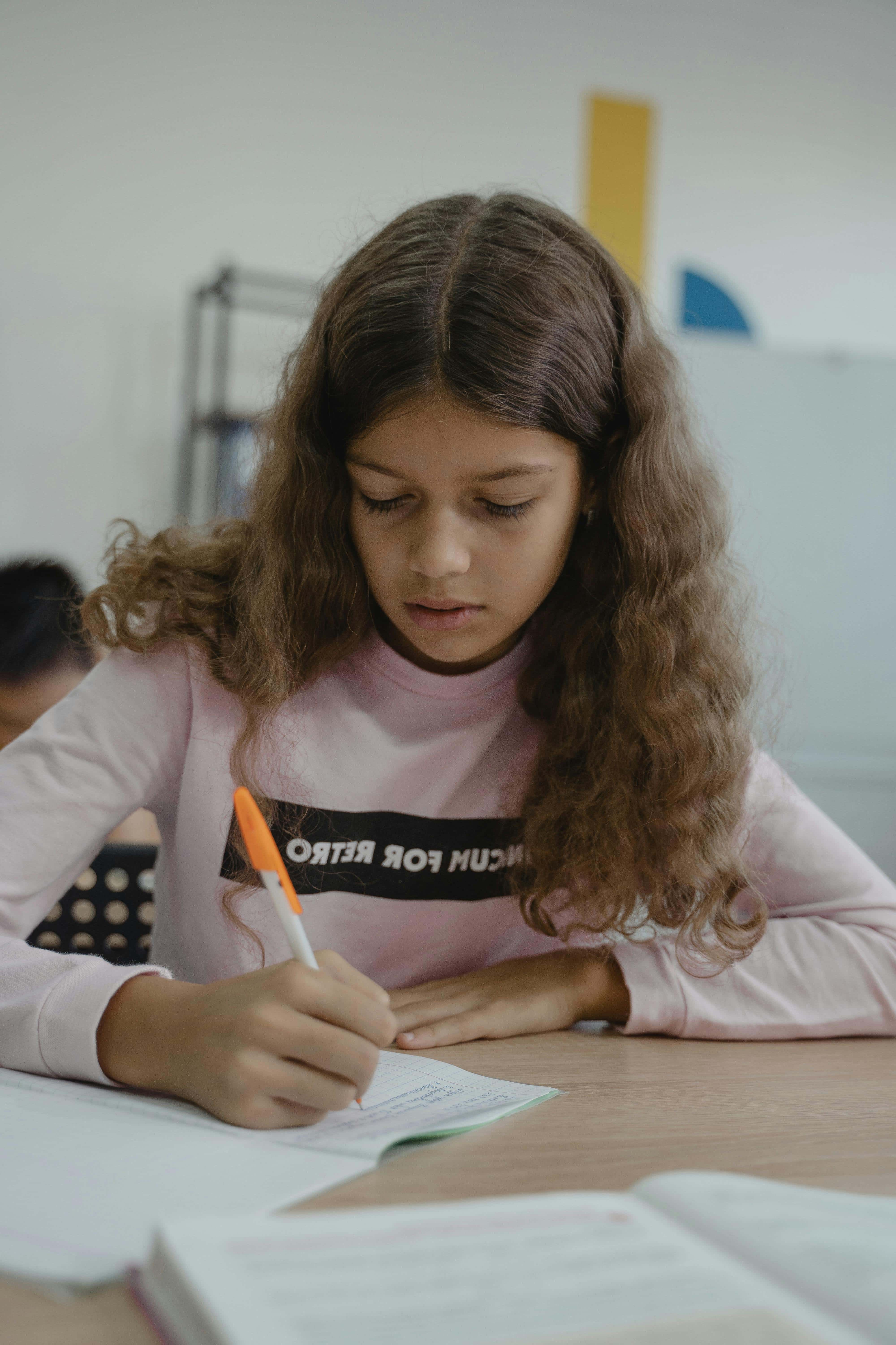 Una niña que posiblemente padece de problemas de lectura y escritura